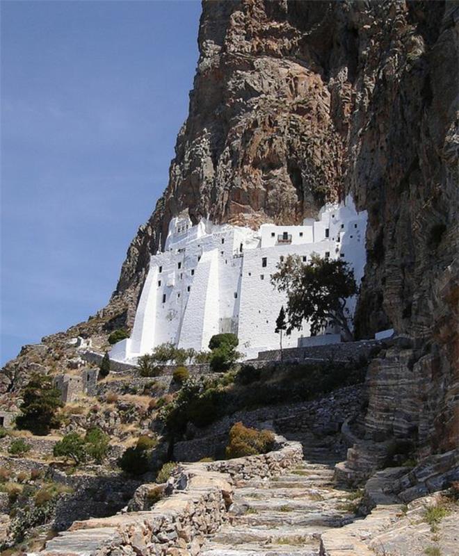 vernacular-architecture-white-fortress-in-the-rocks
