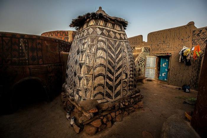 liaudies architektūra-pastatų spalva Afrikoje