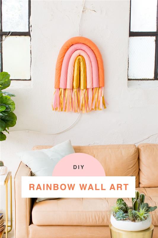 Soggiorno con divano, decorazioni da parete, arcobaleno con tubi galleggianti