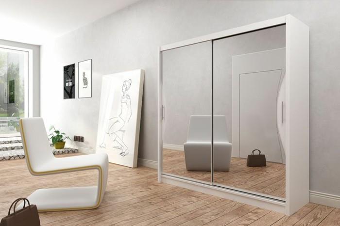 drabužių spinta-2-stumdomos durys-modernus-baltas-stalas-su-moterimi