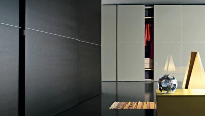 drabužių spinta-2-stumdomos durys-juodos-derinamos su oranžiniais elementais kambaryje