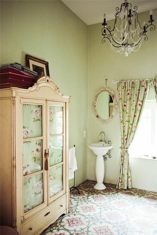 senas vonios kambarys-spintelė