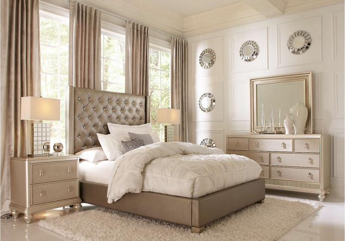 Lüks tasarımlı modern mobilyalarla metalik ve gümüş dekorasyonlu beyaz duvarlara sahip yetişkin odasında nötr renkler