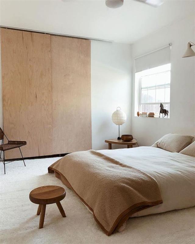lesena omara drsna vrata bež in belo perilo v minimalistični spalnici puhasto belo preprogo