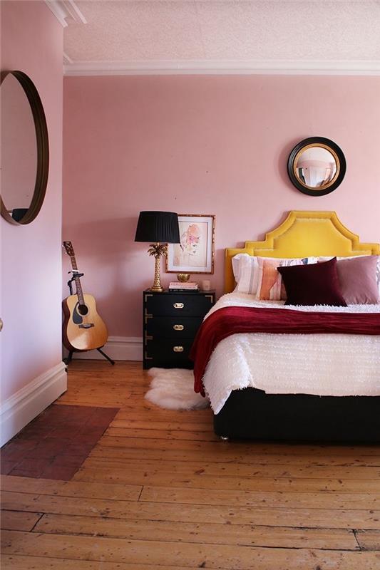 romantik yatak odası dekor fikri, orijinal sarı deri başlık modeli, pembe ve mat siyah yatak odası dekoru