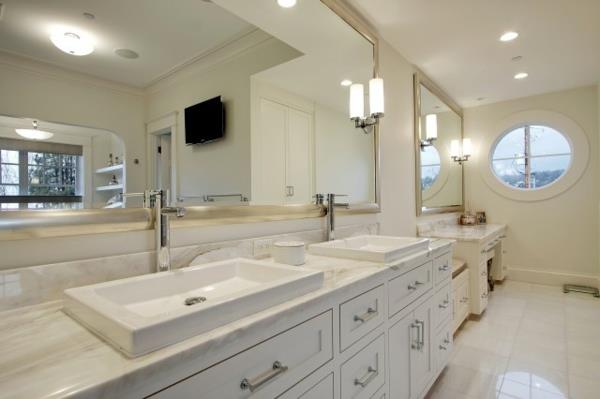 kopalnica-omara-s-srebrnim okvirjem-ogledalo