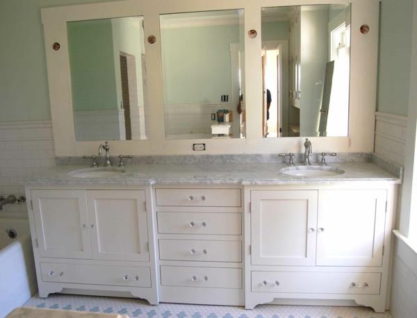 kopalnica-omara-z-lesenim ogledalom