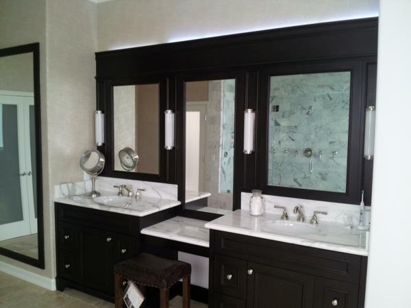 kopalnica-omara-z-ogledalom-in-belim-granitom