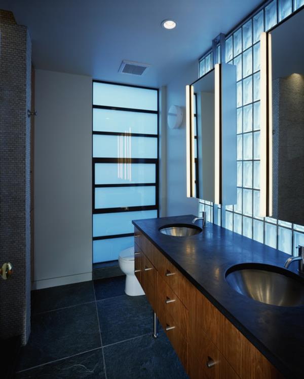 kopalnica-omara-z-ogledalom-in-stropna razsvetljava