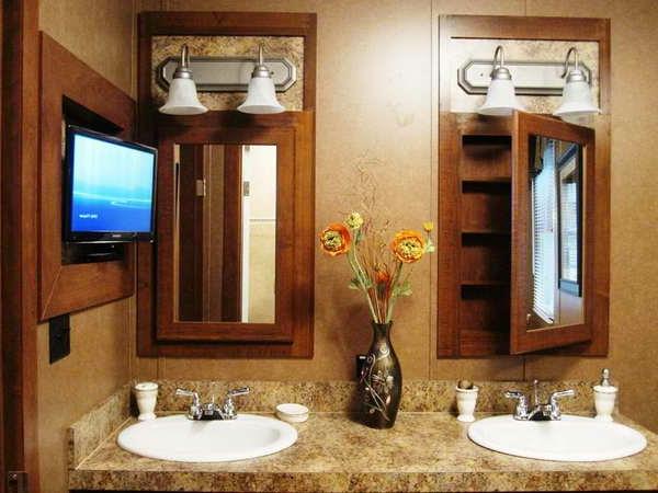 kopalnica-omara-z ogledalom-in-marmornim umivalnikom