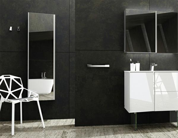 kopalnica-omara-z-ogledalom-na-črni steni