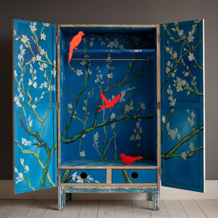 zamisel, kako prenoviti staro omarico, prebarvati leseno omarico v modri barvi, cvetlični vzorec in silhuete rdečih ptic