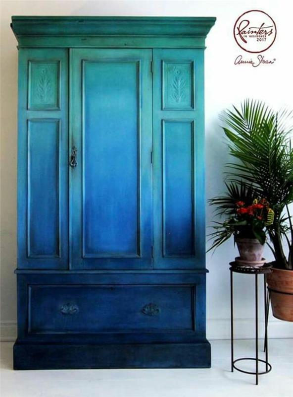 stara omara z novim življenjem, velika omara, lesena omara, pobarvana v zasenčenih modrih in zelenih barvah, držalo za rastline iz črne kovine