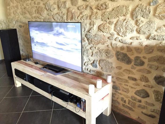 majhen kos pohištva iz reciklirane brušene lesene palete za TV