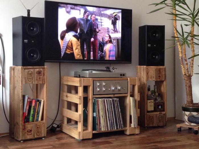leseno pohištvo iz palet za televizijo, hifi in vinile