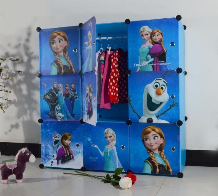 Snow Queen dekorasyonu, beyaz duvarlı ve beyaz zeminli çocuk odası, Frozen çıkartmalı mavi gardırop