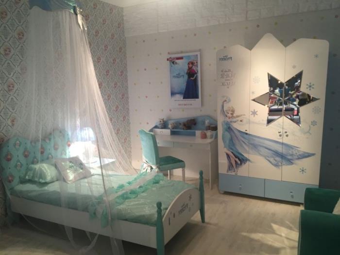 Kar Kraliçesi dekorasyonu, kar kraliçesi desenli duvar kağıdı duvarlı çocuk odası, turkuaz sandalyeli küçük beyaz masa
