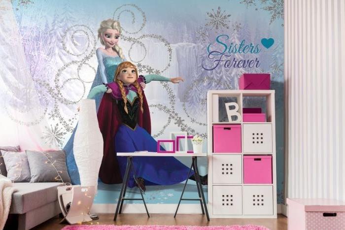 Frozen desenli kız yatak odası aranjmanı, açık renkli çelenkli gri sayvanlı yatak, ahşap tavanlı ve Anna ve Elsa çıkartma duvarlı yatak odası