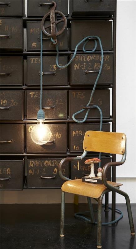 pramoninė apdaila, maža medinė kėdė, juodos grindys, baltos sienos, šviečianti virvė su elektros lempute
