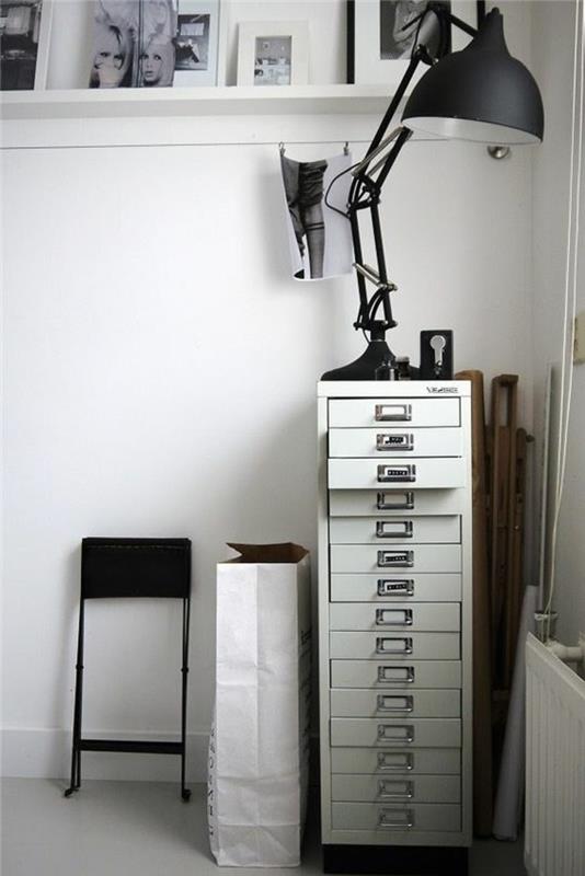 metalinio dėžės spintelė rafinuotame madingame interjere, retro stiliaus juodos ir baltos spalvos