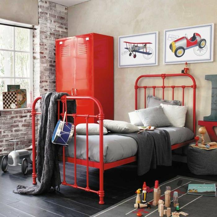 raudonai dažytos metalinės spintelės paauglių miegamajame