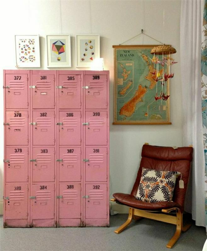 rožinė-metalinė-spintelė-su mažomis spintelėmis-mediena ir oda-fotelis