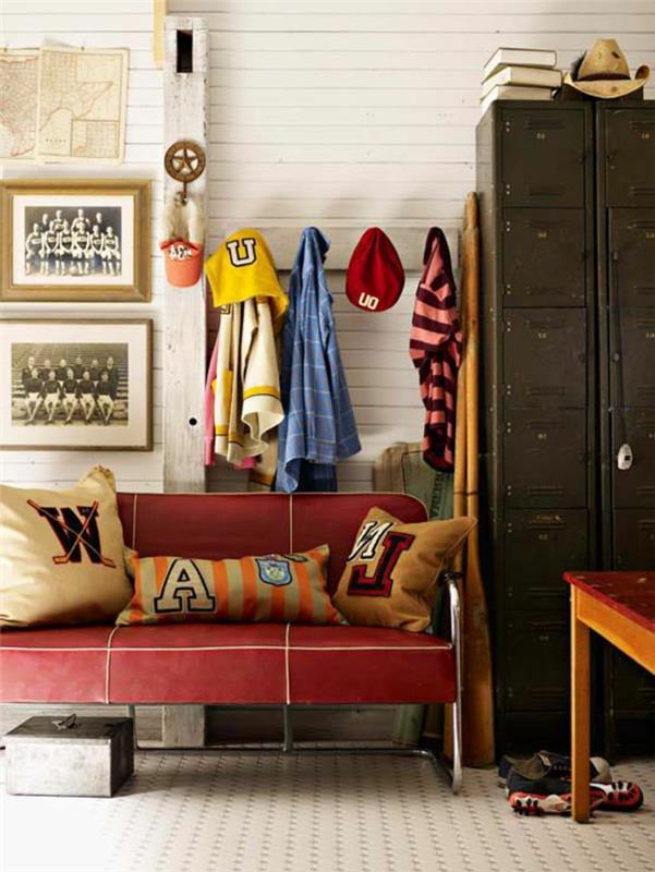 metalinė drabužių spinta-rūbinė ir senovinė sofa-paprasta sieninė pakaba