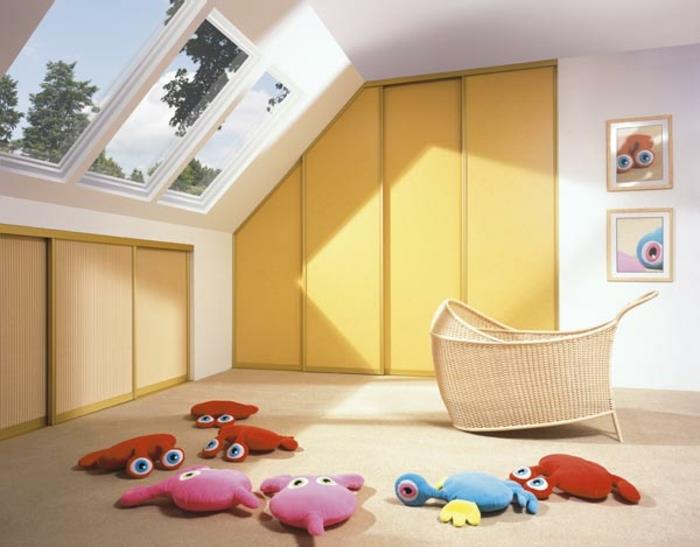 Yamaç altında deco çocuk odası, rattan karyola, yokuş altında gardırop, altın rengi boyalı çatı katı mobilya fikri