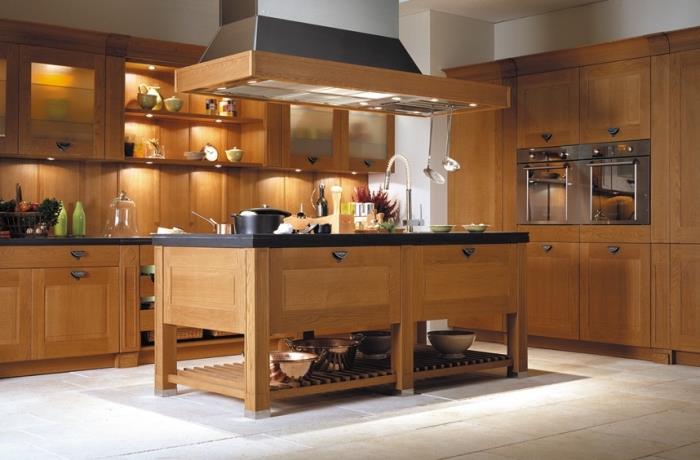 primer naravnega dekorja v veliki kuhinji s pohištvom iz rjavega lesa in LED osvetlitvijo pod pohištvom