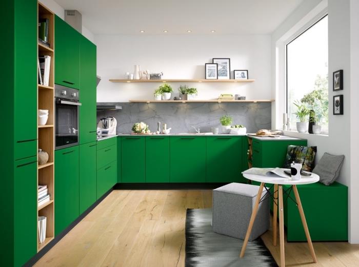 bela barva kuhinjske barve v kombinaciji z omarami z zelenimi in lesenimi poudarki ter odtenki svetlobe in temno sive barve