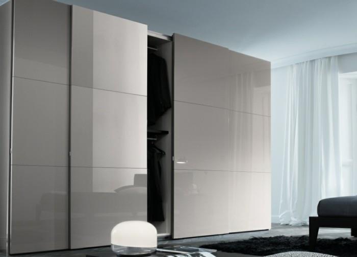 omare z drsnimi vrati v minimalističnem slogu