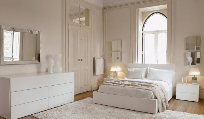 küçük pencereli ve çift kapılı yatak odasında ekru rengi, kulpsuz modern beyaz gardırop modeli