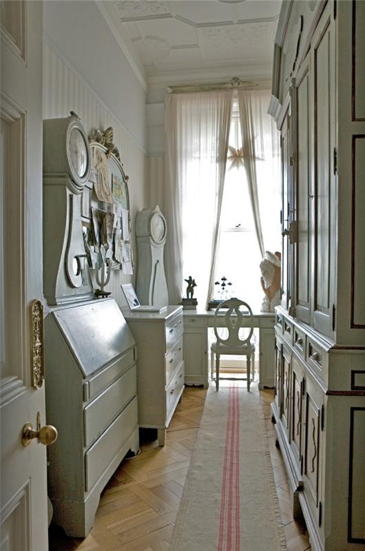 arredamento-vintage-corridoio-mobili-legno-colore-bianco-tappeto-grande-finestra-tende