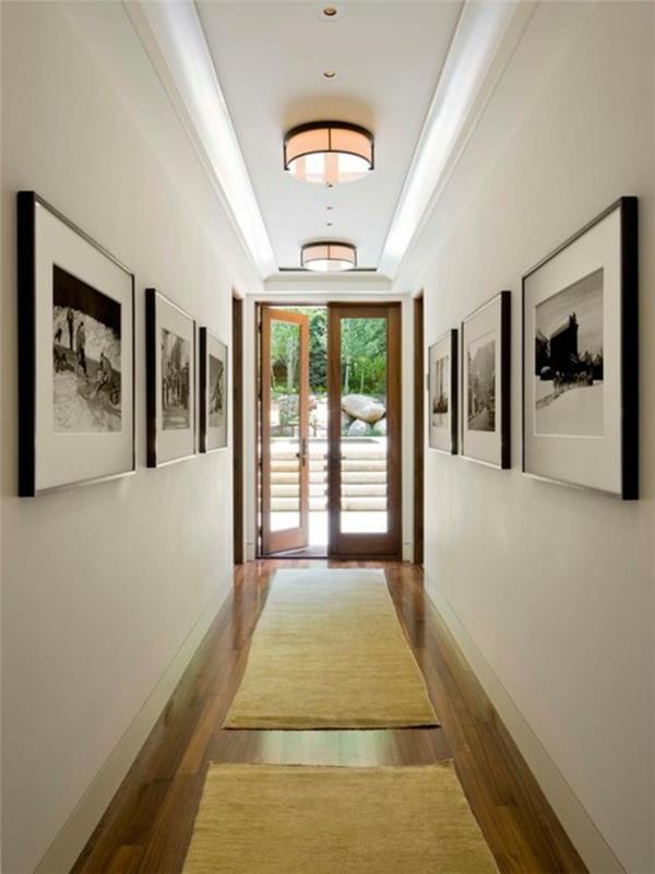 arredare-corridoio-idea-pavimento-legno-tappeto-colore-bež-quadri-parete-illuminazione-strop