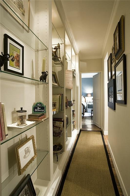 arredare-corridoio-stretchto-lungo-decorazioni-pareti-mensole-vista-vetro-cornici-quadri-tappeto-colore-grigio