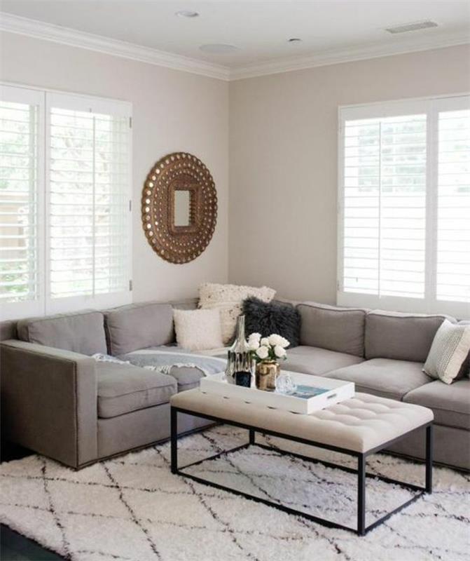 Idee arredamento soggiorno, tappeto bianco con disegni geometrici, vassoio con vaso di fiori
