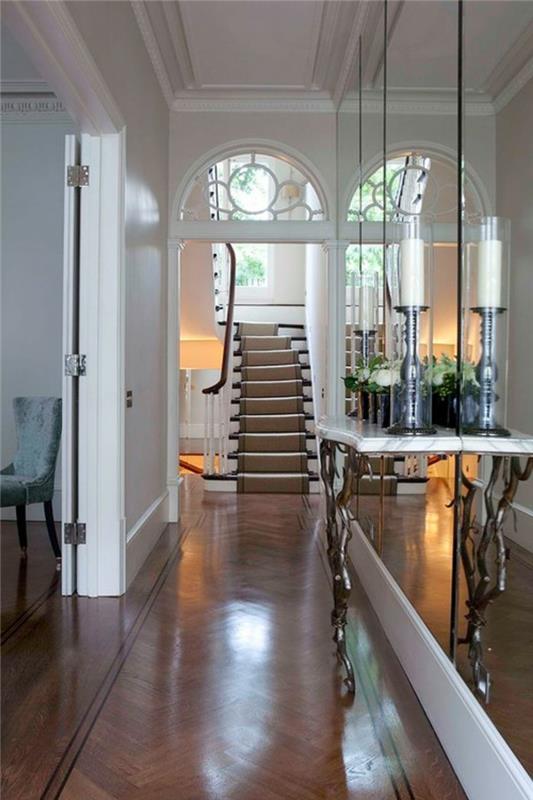 arredare-un-corridoio-idea-pareti-specchio-tavolino-surface-marmo-pavimentazione-parquet-colore-scuro