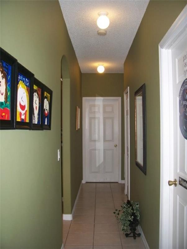 arredare-un-corridoio-stretchto-lungo-pareti-colore-verde-quadri-dipinti-bambini-pavimento-piastrelle
