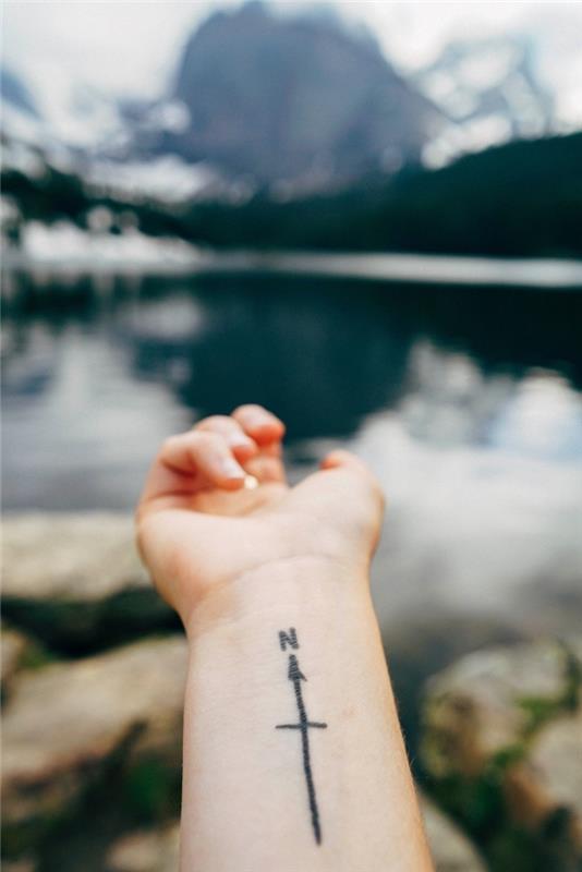 puščica kompasa, usmerjena proti severu, tetovaža zapestja, gorska pokrajina, postavitev tetovaže