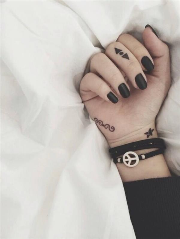 puščice in pika, tetovaža srednjih prstov, tetovaže z prstani, črni mat lak za nohte, črna zapestnica