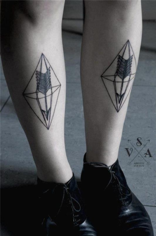 komplet stopal, tetovaža cvetja življenja, tetovaža trikotnika in puščice, na obeh nogah, v črnih čevljih