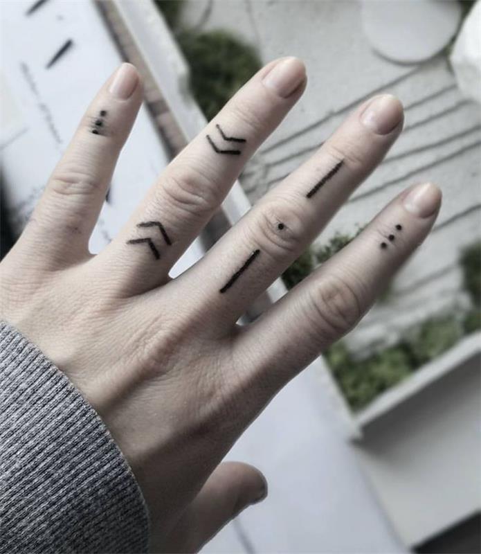 puščice in pike, številne tetovaže s prsti, tetovaže z prstani, zamegljeno ozadje