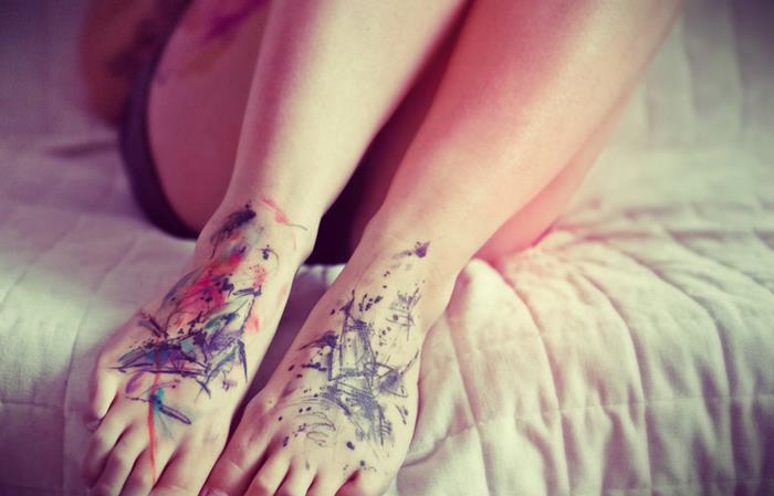 super tetovaža abstraktnega abstraktnega žerjava na obeh nogah