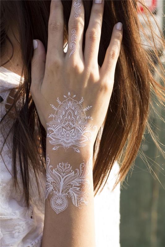rankų piešinys su chna raštu, laikinas tatuiruotės tuščias šablonas ant rankos ir piršto, chna tatuiruotės simbolis