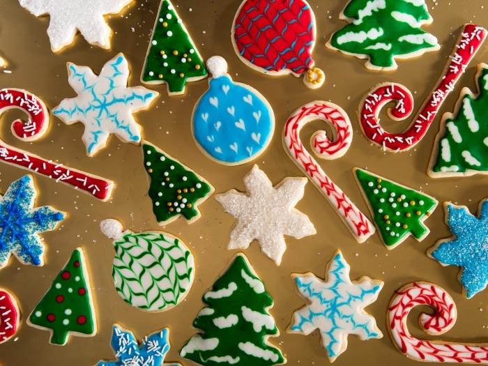 Recept za božični piškotek, enostavna božična dekoracija bredele, priprava kraljevske glazure z barvilom za hrano, enostaven in hiter božični pesek