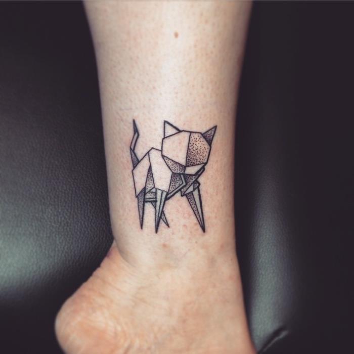 luštna geometrijska mačja tetovaža s črtkano črto na gležnju
