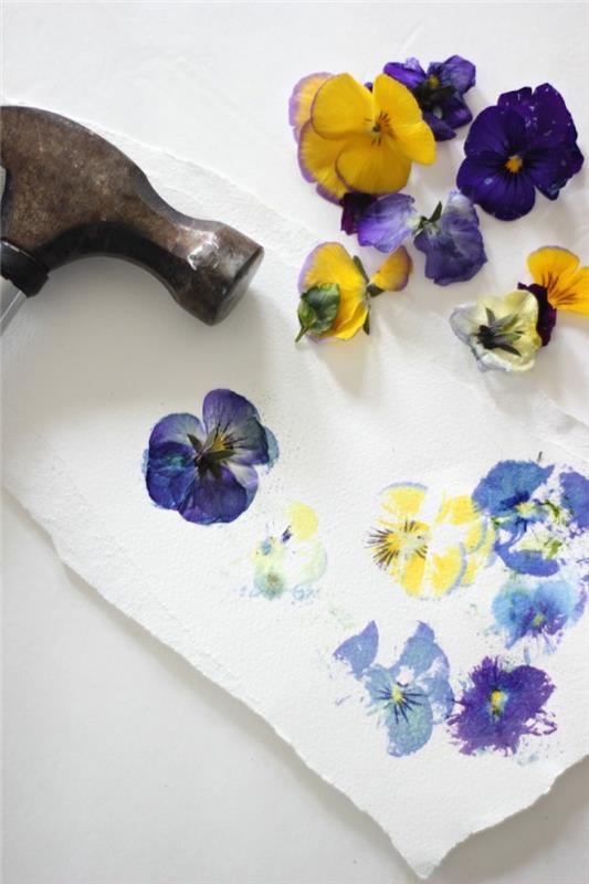 ustvarite izvirno cvetlično umetnost z žigi posušenih cvetov, namočenimi v akvarelni barvi, da prilagodite svoje modele