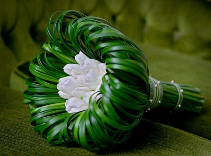modern-foral-sanat-basit-buket-tek-çiçek-birkaç-yeşil-saplı