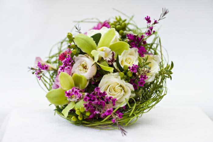 moderno-foral-art-small-bouquet-in-round-shape