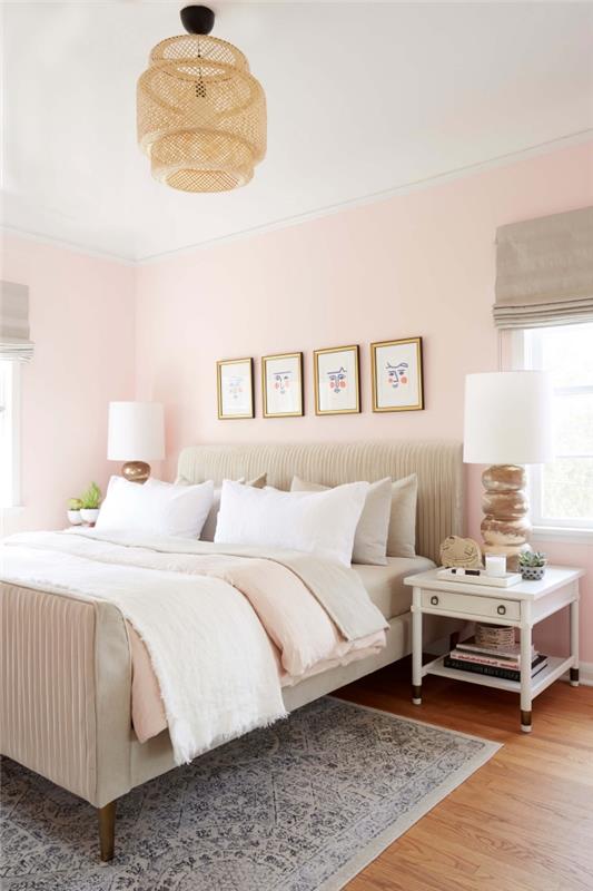 kahverengi ahşap parke zemin ve beyaz mobilya ile beyaz tavanlı gri ve pembe yatak odası fikri, bej başlık modeli